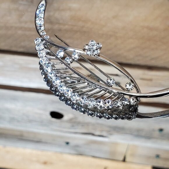 Austrian Crystal & Silver Leaf Pin / Brooch. - Picture 4 of 5